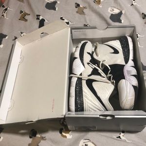 KYRIE 5 white/black size 9